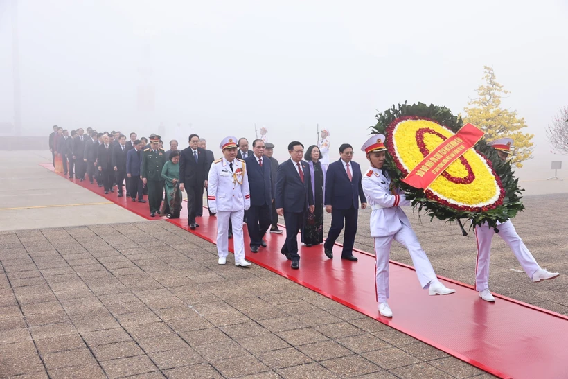 Lãnh đạo Đảng, Nhà nước vào Lăng viếng Chủ tịch Hồ Chí Minh Các vị lãnh đạo, nguyên lãnh đạo Đảng, Nhà nước đặt vòng hoa và vào Lăng viếng Chủ tịch Hồ Chí Minh. (Ảnh: Minh Đức/TTXVN)