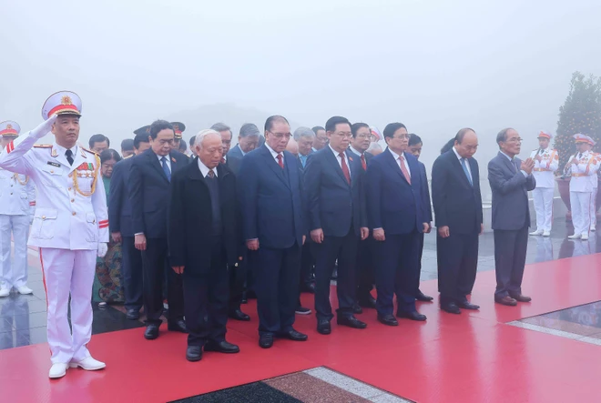Lãnh đạo Đảng, Nhà nước vào Lăng viếng Chủ tịch Hồ Chí Minh Các đồng chí lãnh đạo, nguyên lãnh đạo Đảng, Nhà nước tưởng niệm các Anh hùng Liệt sỹ. (Ảnh: An Đăng/TTXVN)