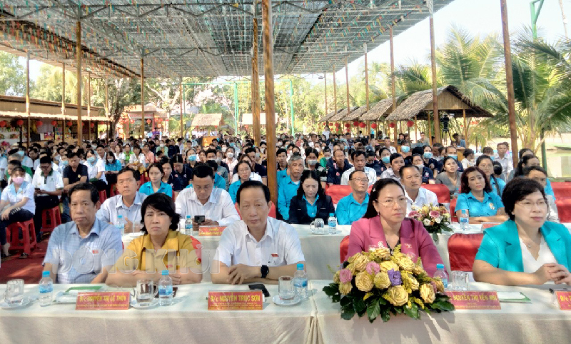 350 phần quà trao cho đảng viên, công nhân, lao động của 2 huyện Châu Thành, Giồng Trôm Phó chủ tịch Thường trực UBND tỉnh - Trưởng đoàn đại biểu Quốc hội tỉnh Nguyễn Trúc Sơn trao quà cho đảng viên, công nhân, người lao động tại chương trình.