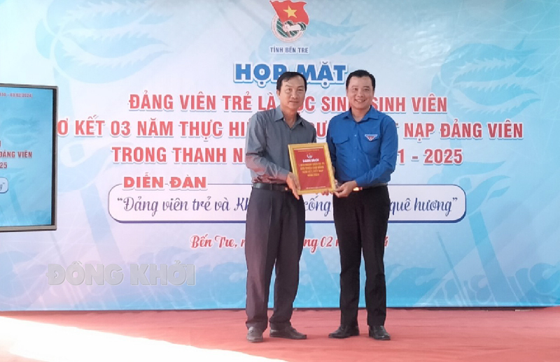 Họp mặt đảng viên trẻ là học sinh, sinh viên năm 2024 Trao danh sách đoàn viên ưu tú cho Ban Tổ chức Tỉnh ủy xem xét kết nạp năm 2024.