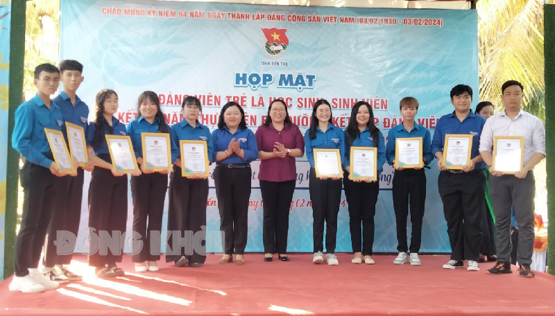 Họp mặt đảng viên trẻ là học sinh, sinh viên năm 2024 Tuyên dương 20 đảng viên ưu tú trong năm 2023.