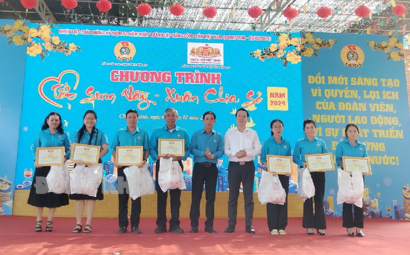 350 phần quà trao cho đảng viên, công nhân, lao động của 2 huyện Châu Thành, Giồng Trôm Trao bằng khen của Liên đoàn Lao động huyện Châu Thành cho các tập thể, cá nhân có thành tích xuất sắc tham gia Cuộc thi 1 triệu sáng kiến -vượt qua đại dịch Covid-19.