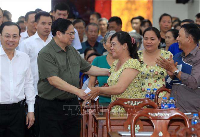 Thủ tướng Phạm Minh Chính với đối tượng chính sách, người có hoàn cảnh khó khăn tham dự chương trình.