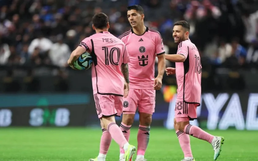 Messi cùng các đồng đội chơi lấn lượt trước chủ nhà Hong Kong XI. Ảnh: Getty.