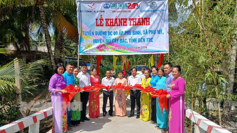 Tin hoạt động các huyện, thành phố ngày 4-2-2024 Đại biểu thực hiện nghi thức cắt băng khánh thành. Ảnh: Nguyễn Hiệp.