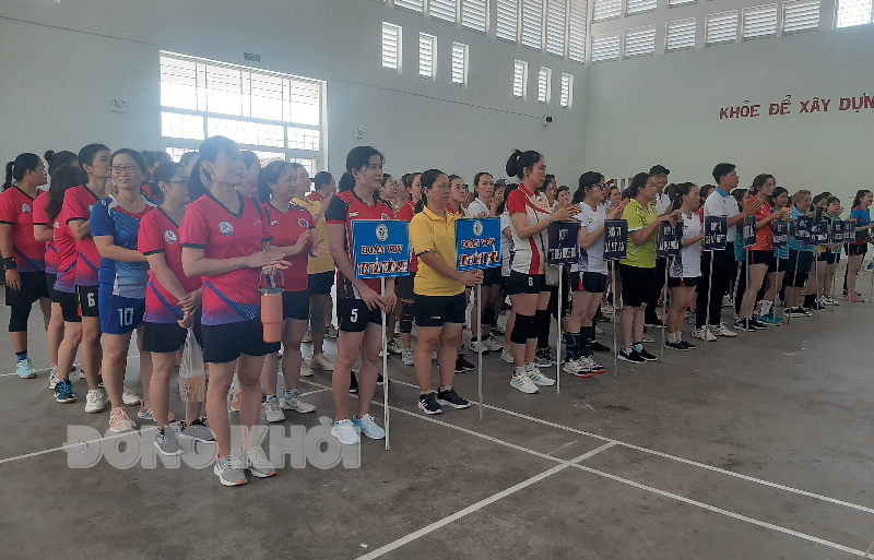 Tin hoạt động các huyện, thành phố ngày 4-2-2024 Các vận động viên tham dự khai mạc. Ảnh: Văn Minh.