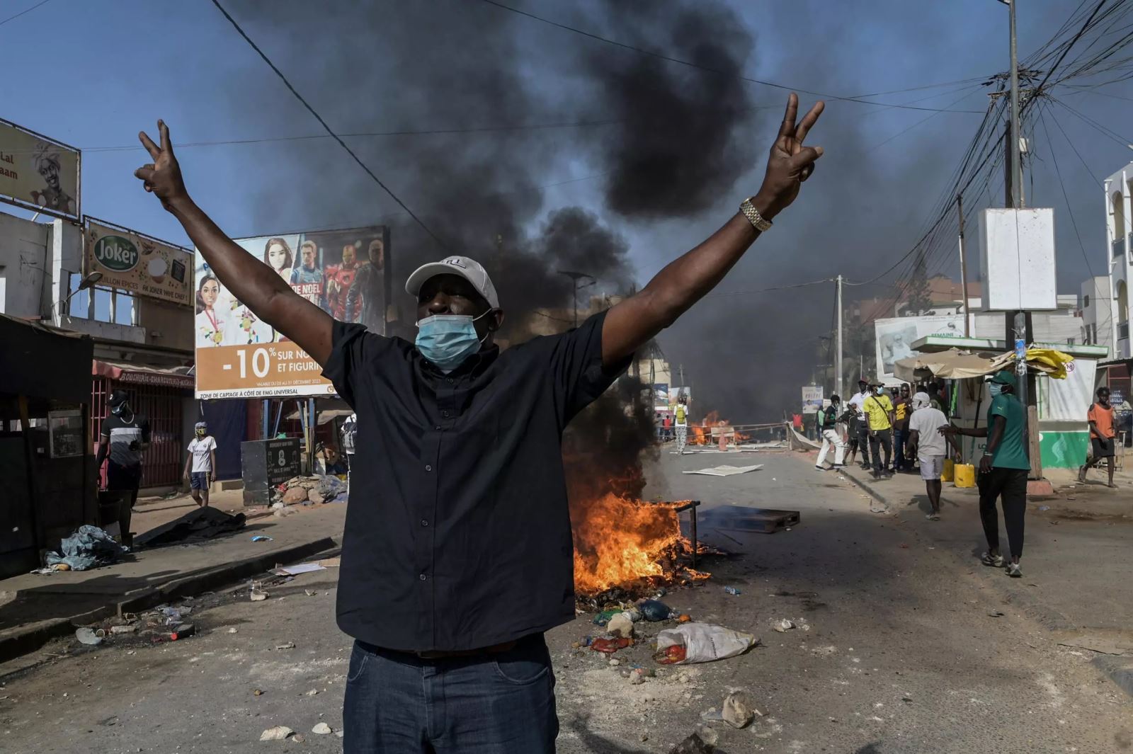 Người biểu tình dựng rào chắn đốt trên đường phố Dakar. Ảnh: AFP