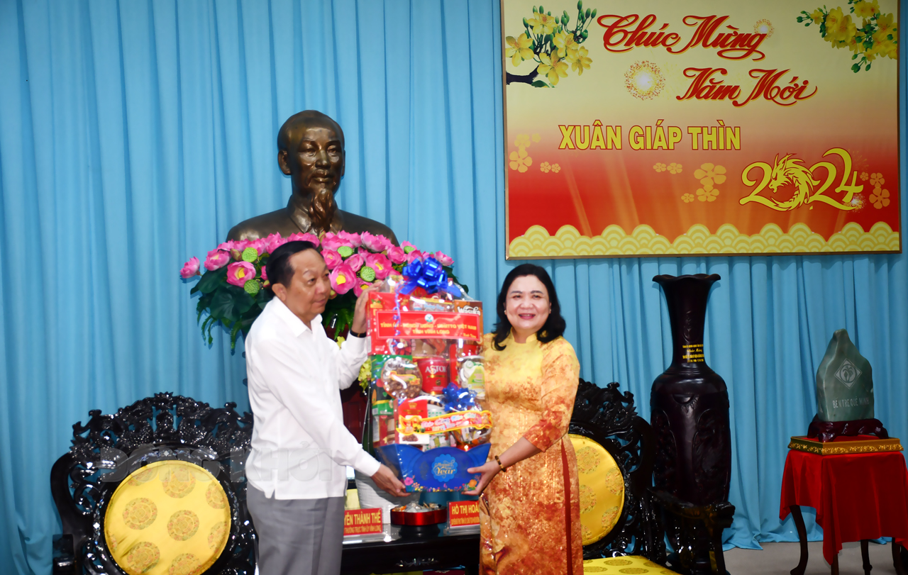 Đoàn công tác của tỉnh Vĩnh Long đến thăm, chúc Tết Bến Tre Phó bí thư Thường trực Tỉnh ủy Vĩnh Long Nguyễn Thành Thế chúc Tết và trao quà cho tỉnh Bến Tre.