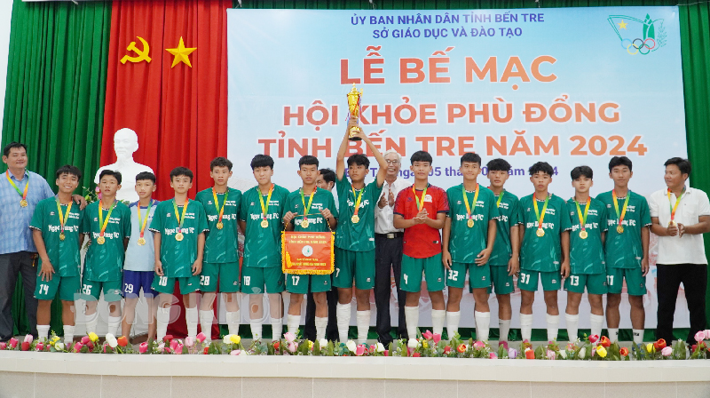 Đội bóng đá nam huyện Bình Đại nhận giải nhất tại Hội khỏe Phù đổng năm 2024.