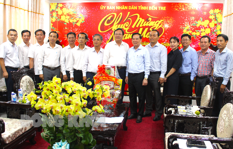 UBND tỉnh Trà Vinh thăm, chúc Tết tại tỉnh Bến Tre Đại biểu tham dự buổi làm việc chụp ảnh lưu niệm.