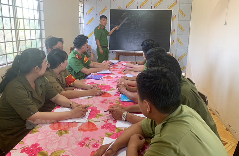 Bố trí công an chính quy tại 100% xã, thị trấn Công an xã Thạnh Phước (Bình Đại) triển khai kế hoạch triệt phá tụ điểm tệ nạn xã hội. Ảnh: Quang Duy