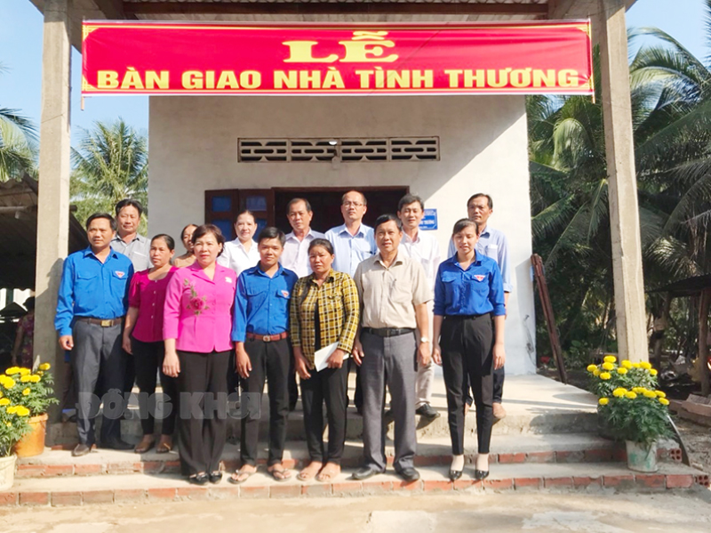 Bà Trần Thị Thanh Lam và ông Võ Văn Phê tại buổi bàn giao nhà.