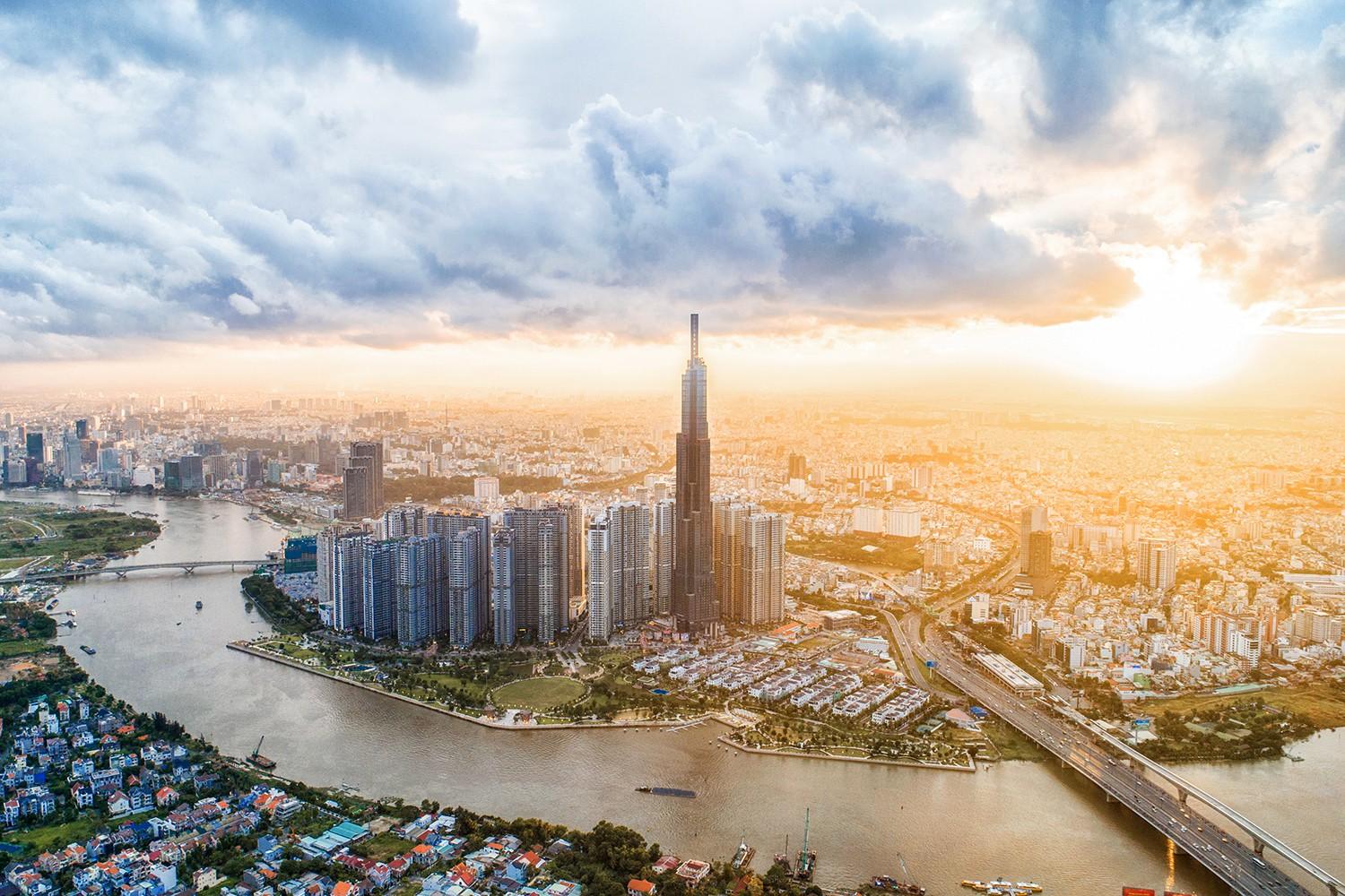 Top 8 trải nghiệm đáng thử khi đi du lịch ở Sài Gòn Chạy đua thang bộ lên nóc tòa nhà Landmark 81