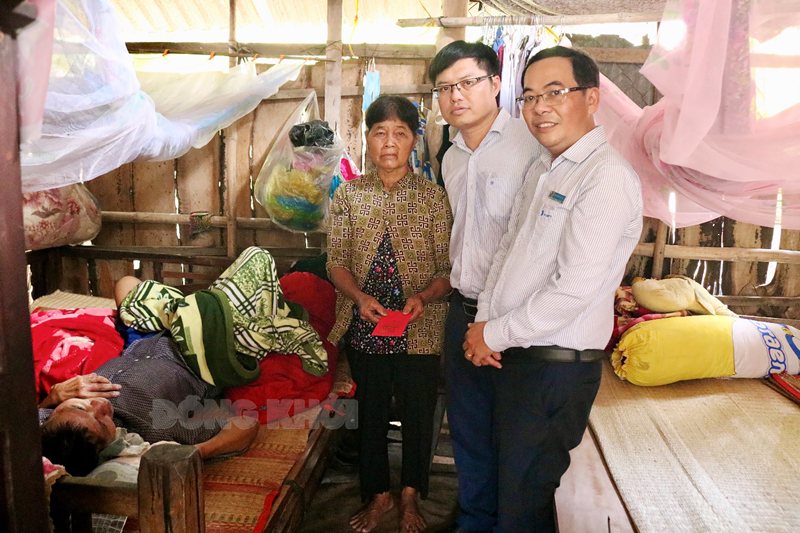 VNPT Bến Tre bàn giao nhà đại đoàn kết, nhà tình thương cho hội viên nông dân nghèo Giám đốc VNPT Bến Tre Cao Xuân Đoàn tặng quà cho anh Nguyễn Văn Phước.