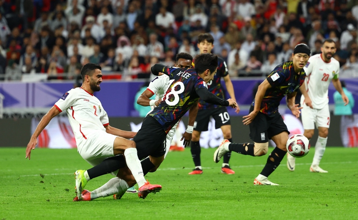 Jordan quật ngã Hàn Quốc để vào chung kết Asian Cup 2023 Hàn Quốc gặp khó trước lối chơi chặt chẽ của Jordan. Ảnh: Reuters