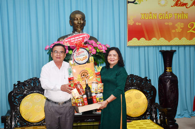 Phó bí thư Thường trực Tỉnh ủy - Chủ tịch HĐND tỉnh Võ Văn Bình trao quà cho Tỉnh ủy Bến Tre.