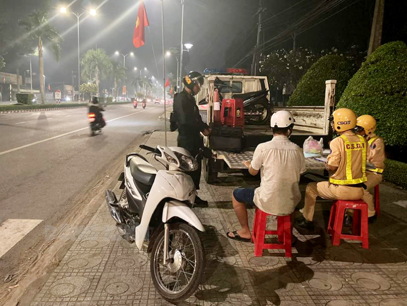 Cảnh sát giao thông tiến hành kiểm tra, xử lý vi phạm trên Quốc lộ 60.