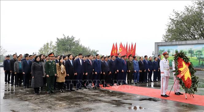 Các đại biểu đến đặt vòng hoa mang dòng chữ “Đời đời ghi nhớ công ơn các Vua Hùng đã có công dựng nước” tại Lăng Hùng Vương.