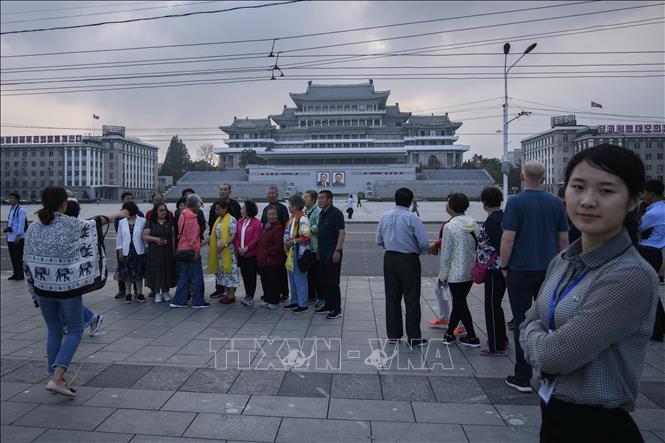 Khách du lịch tham quan thủ đô Bình Nhưỡng, Triều Tiên. Ảnh tư liệu: AFP/TTXVN