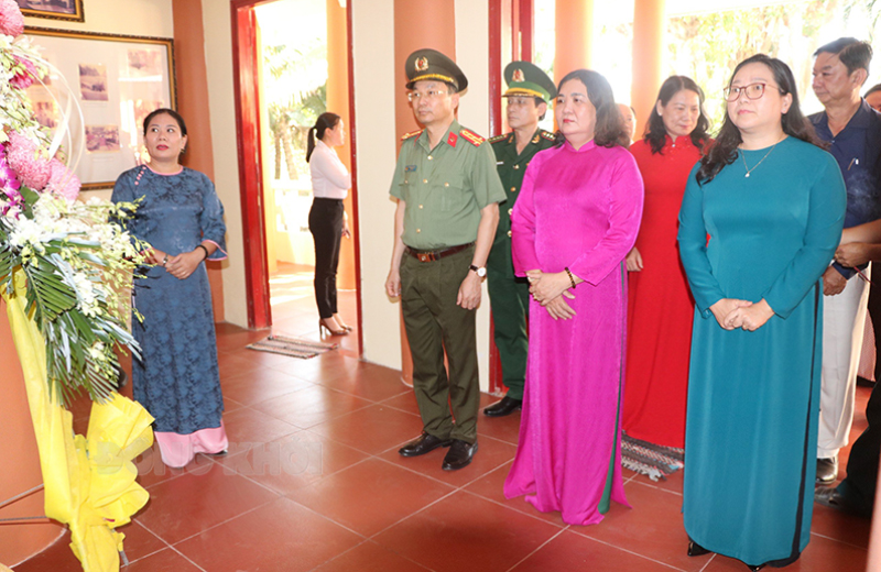 Đoàn đến dâng hương tại đình An Hội, TP. Bến Tre. Ảnh: T.Thảo