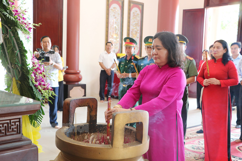 Quyền Bí thư Tỉnh ủy - Chủ tịch HĐND tỉnh Hồ Thị Hoàng Yến viếng Khu Lưu niệm Nguyễn Thị Định, tại xã Lương Hòa, huyện Giồng Trôm. Ảnh: T.Thảo