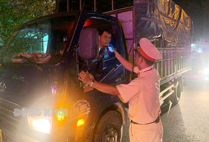 Tiếp tục phối hợp tăng cường, tuyên truyền, xử lý vi phạm quy định về nồng độ cồn đối với người tham gia giao thông Kiểm tra nồng độ cồn đối với tài xế lái xe tải. Ảnh: Quang Duy