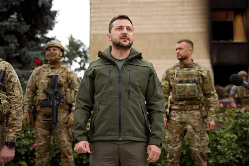 Tổng thống Ukraine Volodymyr Zelensky (giữa) trong một chuyến thăm thành phố Izyum, vùng Kharkiv. Ảnh: AFP/TTXVN