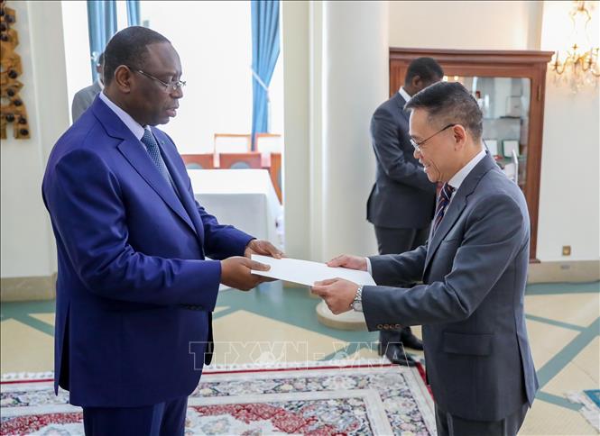 Senegal sẵn sàng hợp tác với Việt Nam trong ứng phó các vấn đề toàn cầu Đại sứ Trần Quốc Khánh trình Quốc thư lên Tổng thống nước Cộng hòa Senegal Macky Sall. Ảnh: TTXVN phát