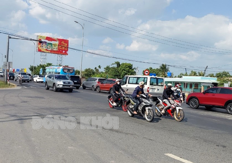 Tình hình giao thông trên quốc lộ 60, cầu Rạch Miễu chiều ngày mùng 2 Tết. Ảnh: Hữu Trí.