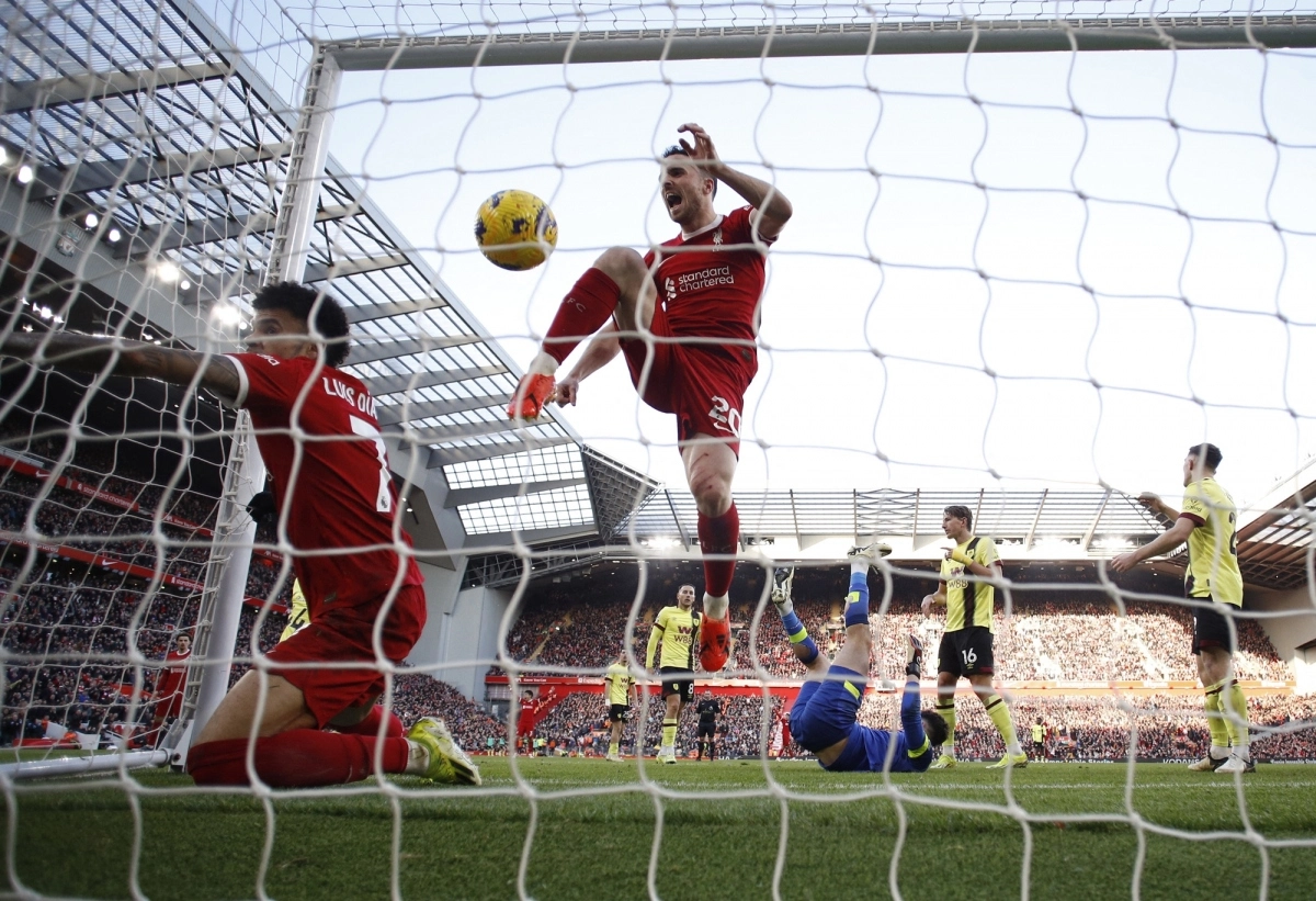 Liveprool thắng Burnley 3-1 để đòi lại ngôi đầu bảng từ tay Man City. (Ảnh: Reuters)