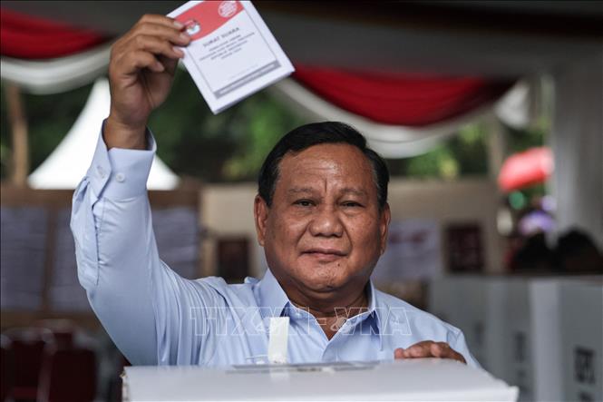 Ứng cử viên Prabowo Subianto nhiều khả năng chiến thắng ngay tại vòng 1 Ứng cử viên Tổng thống Indonesia Prabowo Subianto bỏ phiếu tại điểm bầu cử ở Bogor ngày 14-2-2024. Ảnh: AFP/TTXVN