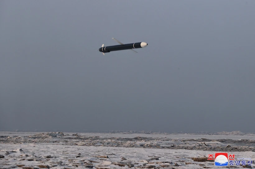  Tên lửa hành trình chiến lược Hwasal-2 được phóng thử ngoài khơi bờ biển phía Tây Triều Tiên ngày 30-1-2024. Ảnh: Yonhap/TTXVN