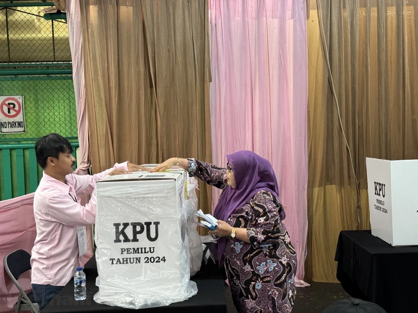 Tổng tuyển cử Indonesia: Cử tri đặt nhiều kỳ vọng vào chính phủ mới Bà Sri Suhartini, cử tri Jakarta bỏ phiếu. (Ảnh: Đỗ Quyên/Vietnam+)