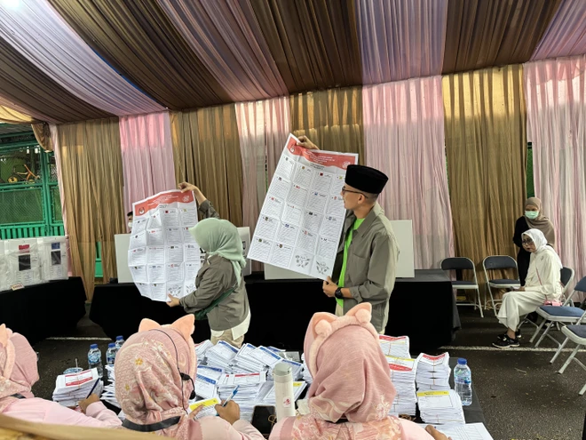 Bộ trưởng Du lịch và Kinh tế sáng tạo, Sandiaga Uno bỏ phiếu tại điểm bầu cử số 001, Selong, Kebayoran Baru, Nam Jakarta. (Ảnh: Đỗ Quyên/Vietnam+)