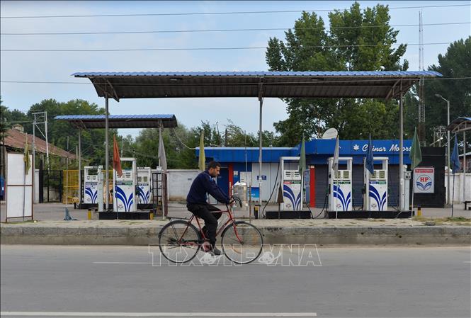 Một trạm xăng ở Srinagar, Ấn Độ. Ảnh minh họa: AFP/TTXVN