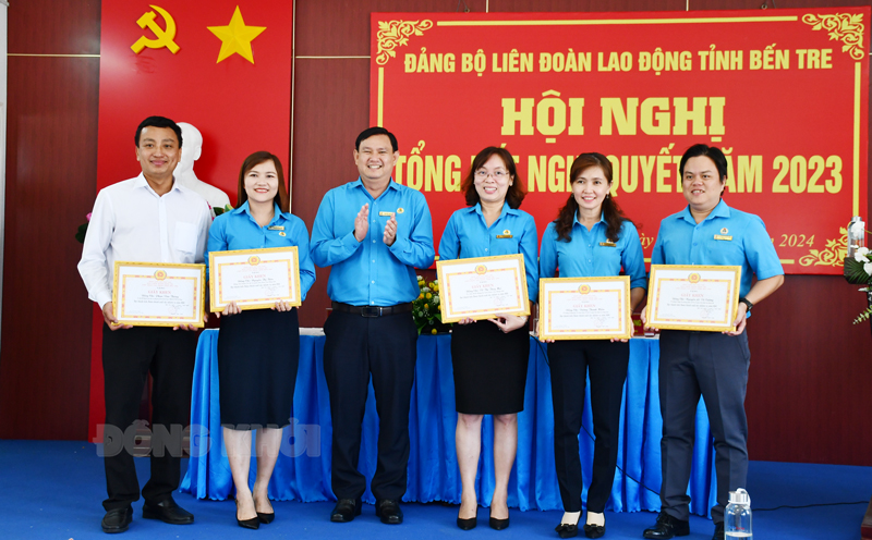 Tổng kết thực hiện Nghị quyết Đảng bộ Liên đoàn Lao động tỉnh năm 2023 Khen thưởng cho các tập thể, đảng viên tiêu biểu.