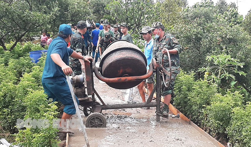 Cán bộ, chiến sĩ tích cực tham gia các hoạt động xây dựng nông thôn mới trong chuyến hành quân về nguồn tại xã Vĩnh Bình, huyện Chợ Lách. Ảnh: Đặng Thạch