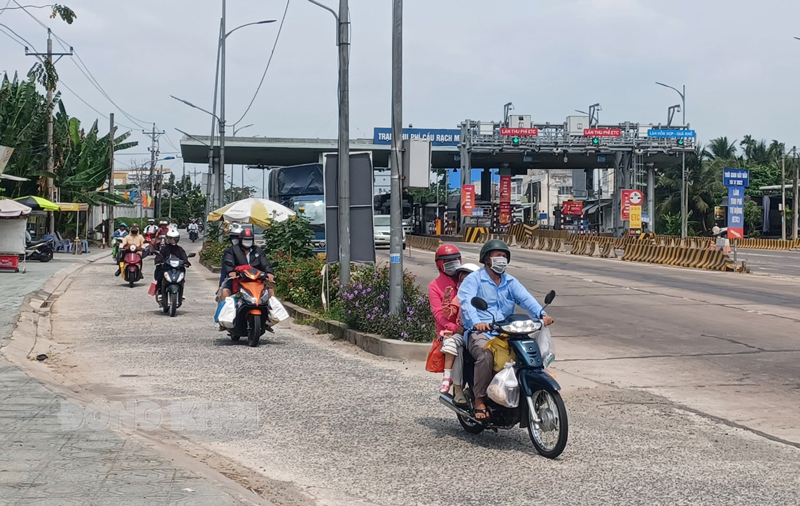 Tết Nguyên đán 2024, lượng xe máy đổ về sớm hơn mọi năm, khiến cầu Rạch Miễu ùn ứ, kẹt xe.