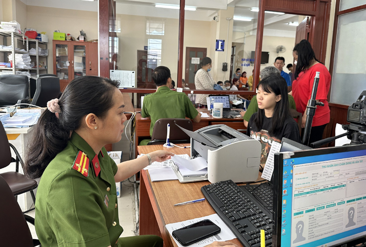 Công an Quận 8 (TP Hồ Chí Minh) triển khai cấp CCCD gắn chíp cho học sinh trên địa bàn. Ảnh: Hiển Vinh