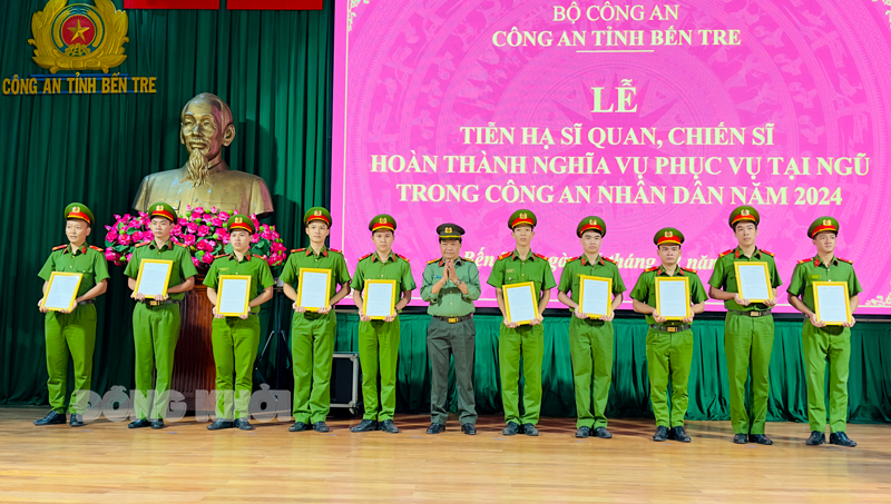 Đại tá Phạm Văn Ngót trao quyết định xuất ngũ cho các chiến sĩ.