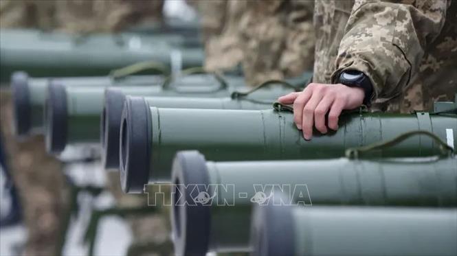 Đức cung cấp gói viện trợ quân sự bổ sung cho Ukraine Quân nhân Ukraine tại lễ chuyển giao các thiết bị quân sự và vũ khí hạng nặng tại Kiev. Ảnh tư liệu: Getty Images/TTXVN