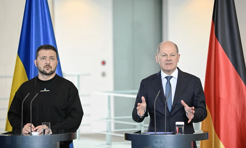 Thủ tướng Đức Olaf Scholz (phải) trong cuộc họp báo chung với Tổng thống Ukraine Volodymyr Zelensky tại Berlin, ngày 14-5-2023. (Ảnh: AFP/TTXVN)
