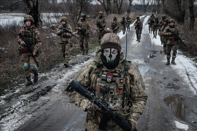 Ukraine quyết định rút quân khỏi thị trấn trọng điểm Avdiivka Quân nhân Ukraine tuần tra quanh căn cứ quân sự ở vùng Donetsk ngày 4-2-2023. Ảnh: AFP/TTXVN