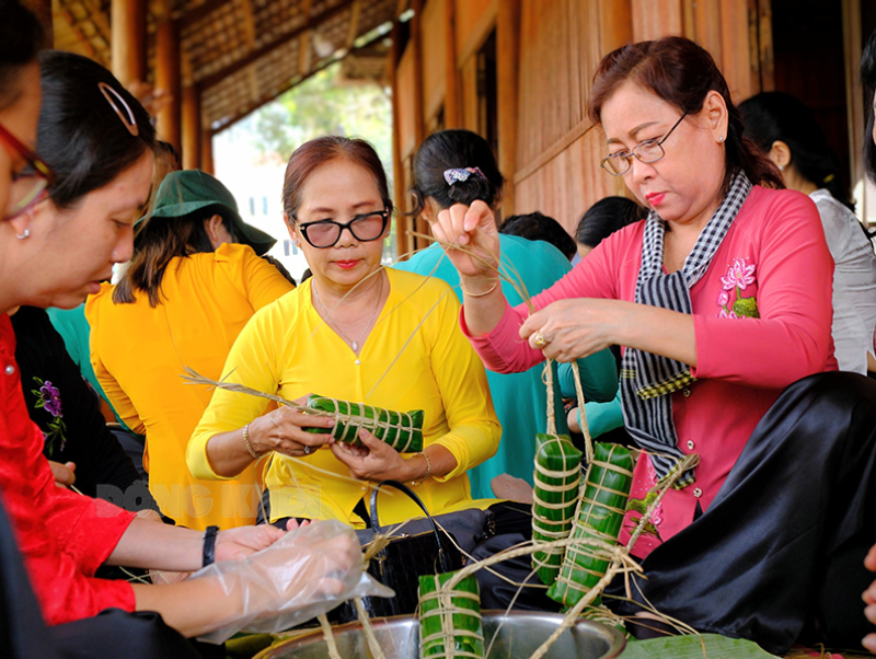 Nồi bánh tét ngày Tết của má Bánh tét là một trong những loại bánh không thể thiếu trong mỗi gia đình khi Tết đến Xuân về. Ảnh Trung Hiếu