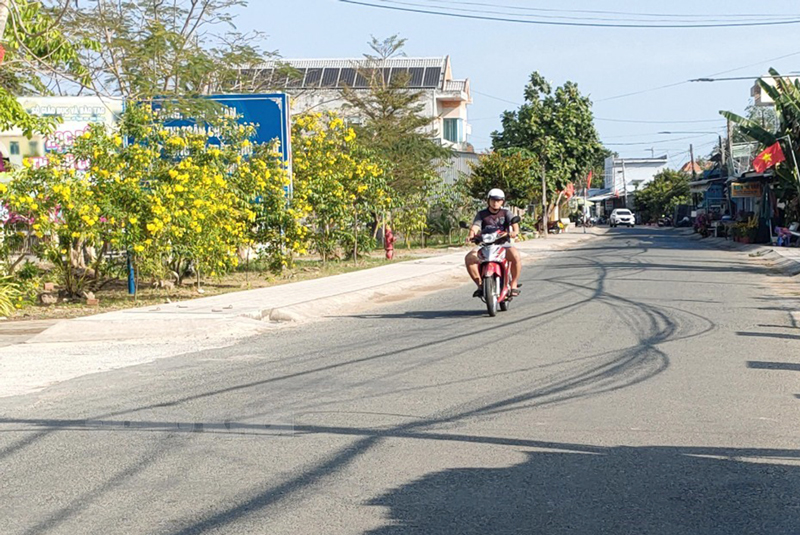 Tuyến đường nội ô thị trấn Chợ Lách được trải nhựa mới.