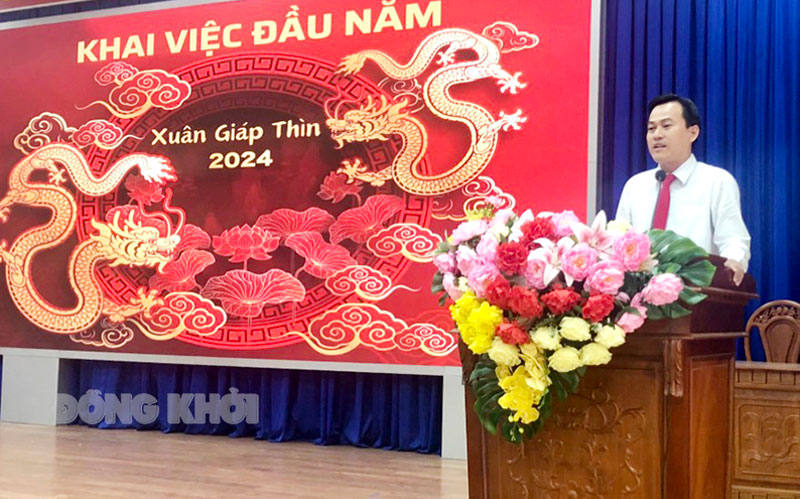 Mỏ Cày Nam khai việc đầu Xuân Giáp Thìn 2024 Bí thư Huyện ủy Hà Quốc Cường phát biểu khai việc đầu Xuân.