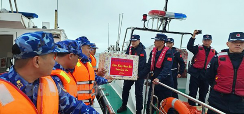 Lực lượng làm nhiệm vụ trao tặng quà Tết của Bộ Tư lệnh Cảnh sát biển Việt Nam cho Cảnh sát biển Trung Quốc.