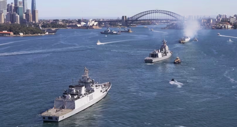 Australia tuyên bố xây dựng lực lượng hải quân lớn nhất kể từ Thế chiến 2 Các tàu tham gia Cuộc tập trận Malabar 2023, INS Sahyadri, JS Shiranui, INS Kolkata và HMAS Brisbane, tiến vào Cảng Sydney vào ngày 11-8-2023. Ảnh: Hải quân Hoàng gia Australia