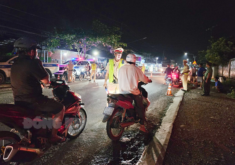 Triển khai kế hoạch chuyên đề tuần tra, kiểm soát, xử lý vi phạm về tốc độ, nồng độ cồn, chất ma túy Lực lượng Cảnh sát giao thông tiến hành kiểm tra nồng độ cồn đối với người tham gia giao thông trên địa bàn tỉnh.