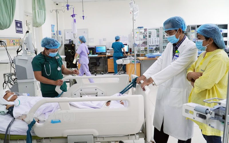 Ngành y tế quyết tâm rèn y đức, nâng cao trình độ chuyên môn thi đua hoàn thành nhiệm vụ. Ảnh: P. Hân